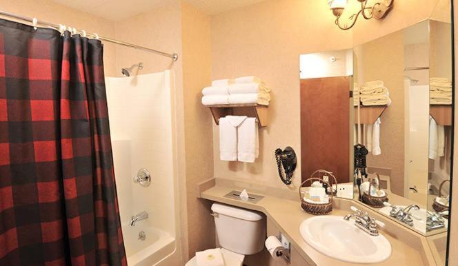 Boarders Inn & Suites By Cobblestone Hotels In Waukon Exteriör bild