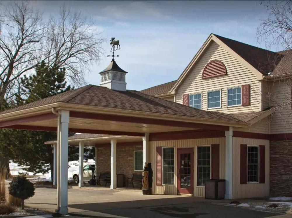 Boarders Inn & Suites By Cobblestone Hotels In Waukon Exteriör bild